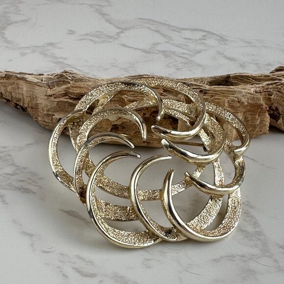 Sarah Coventry Signed Gold-Tone Swirl Brooch Pin 2" - Picture 6 of 9